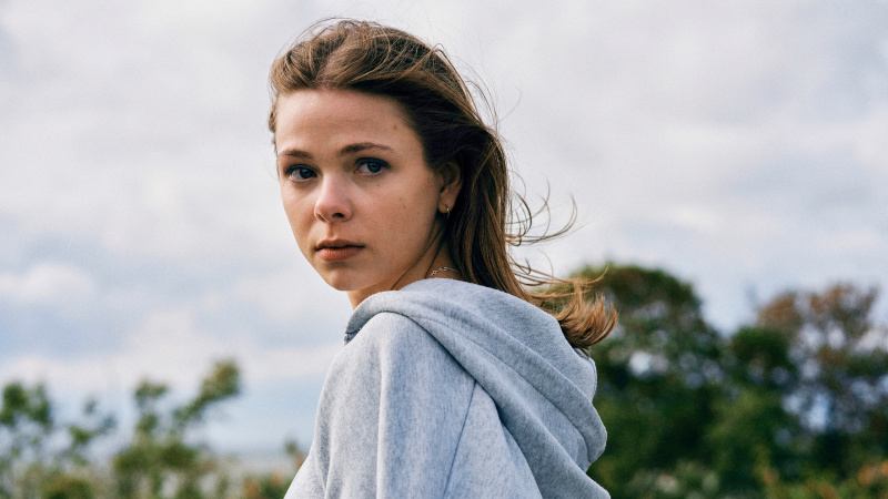   Alexandra Tyrefors, A Nearly Normal Family'deki Stella rolünde gri kapüşonlu üst giyiyor