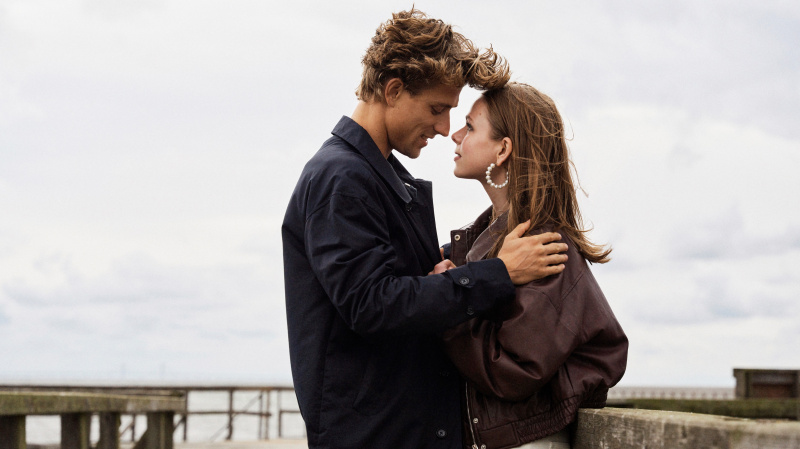   Chris Olsen (Christian Fandango) ve Stella (Alexandra Tyrefors) birbirlerine bakıyorlar's eyes on a pier in A Nearly Normal Family