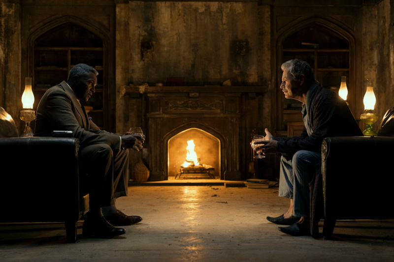   Ο Carl Lumbly ως C. Auguste Dupin, ο Bruce Greenwood ως Roderick Usher