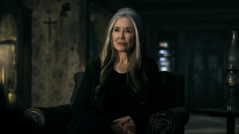   Η Mary McDonnell ως Madeline στο The Fall of the House of Usher