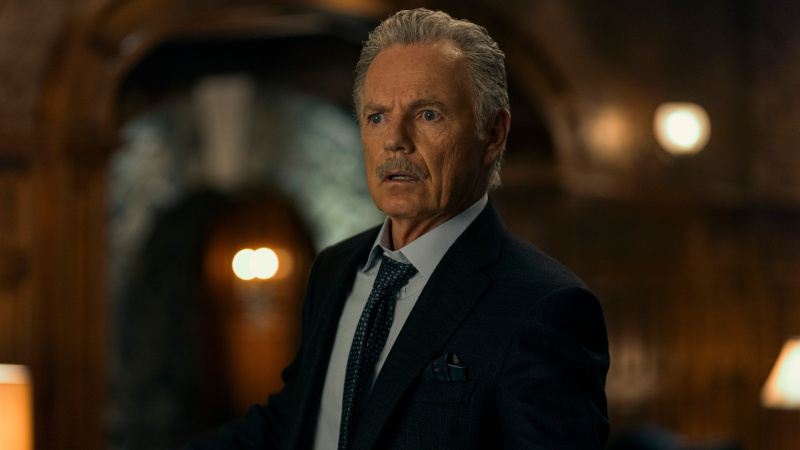   Ο Bruce Greenwood ως Roderick Usher στο The Fall of the House of Usher