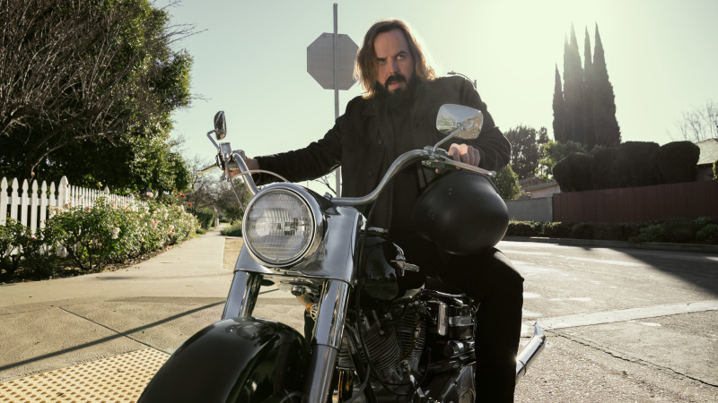   Angus Sampson, The Lincoln Lawyer'ın 3. sezonunda motosiklet üzerinde Cisco rolünde