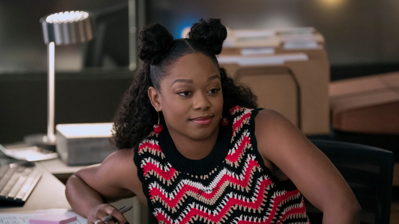   Jazz Raycole, The Lincoln Lawyer'ın 3. sezon 8. bölümünde ofiste Izzy Letts rolünde