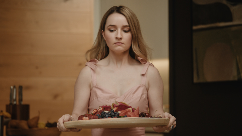 Kaitlyn Dever ako Belle vo filme Jablčný ocot