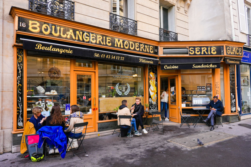  Patronii stau în fața SAS Boulangerie Moderne Rabineau din Paris