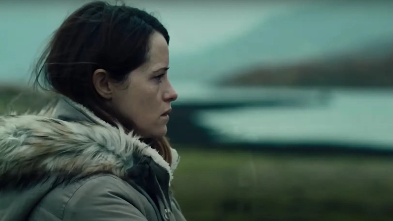   Claire Foy som Joan i My Son