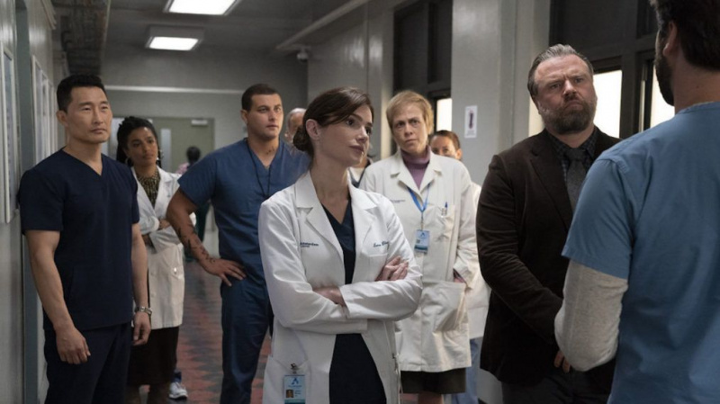 Trailer för 'New Amsterdam' säsong 3 retar en ny romantik, plus en läkare kan dö (VIDEO)