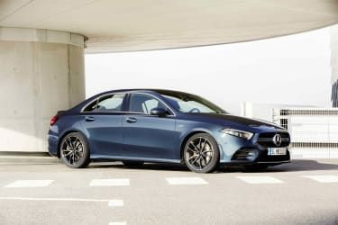Mercedes-AMG A 35 4MATIC Sedan, džínsová modrá, kombinovaná spotreba 7,3-7,2 l / 100 km; Emisie CO2 kombinované 167 – 164 g/km * Mercedes-AMG A 35 4MATIC Limuzína, džínsová modrá; kombinované palivo