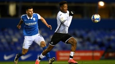 Jamal Lowe z Swansea City w akcji przeciwko Birmingham City