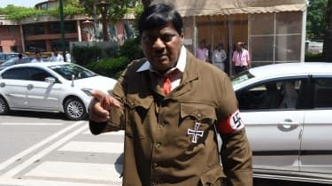 Indischer Abgeordneter kommt als Hitler verkleidet ins Parlament