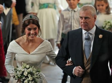 WINDSOR, ANGLIA - 12 OCTOMBRIE: Prințesa Eugenie de York sosește împreună cu tatăl ei, Prințul Andrew, Duce de York, înainte de nunta ei cu domnul Jack Brooksbank la St. George