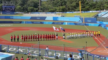 Drużyny softballowe Japonii i Australii ustawiają się przed meczem otwarcia w Tokio 2020