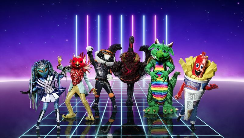 Cântăreața Mascată costumează Alien, Robin, Bursuc, Lebădă, Dragon și Cârnați