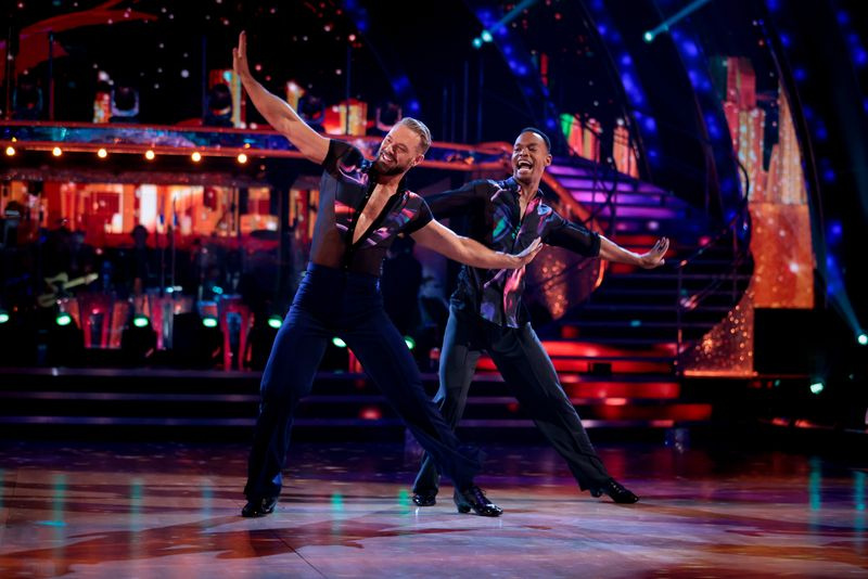 TV esta noche John Whaite y Johannes Radebe.