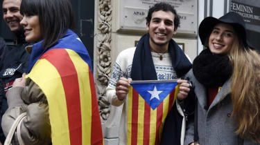 Katalaner köar utanför en vallokal i den katalanska regeringens delegation i Paris