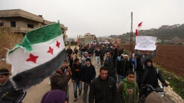 Demonstranter protesterar mot den syriska regeringen