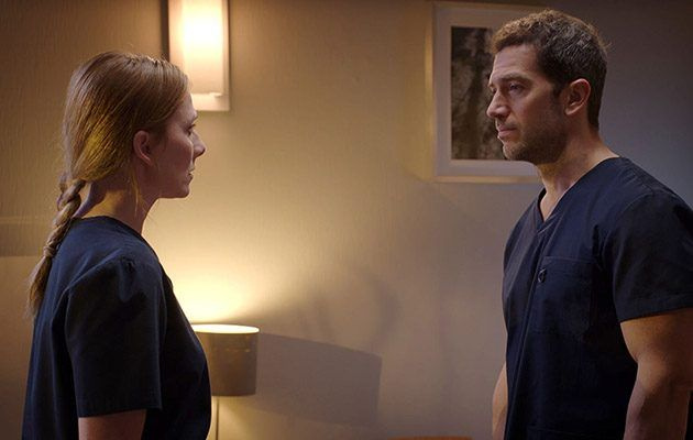 Holby Joseph (Luke Roberts) y Jac (Rosie Marcel)
