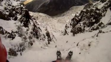 Kiipeilijä vangitsee Mt Snowdonin putouksen kypäräkameralla - video