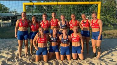 Rankinis: pakeiskite bikinio kelnes į aptemptas kelnes