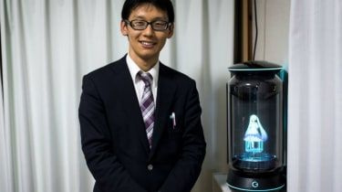 Japansk man gifter sig med hologram popstjärna