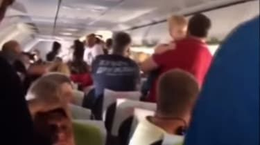 Rarisk russisk flypassager 'svin-bundet' med bælter og tape