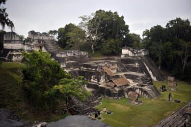 Pogled na majevske templje na arheološkem najdišču Tikal 19. februarja 2011 v občini Flores, Peten, 488 km severno od mesta Guatemala. AFP PHOTO/Johan ORDONEZ (Fotografija bi morala