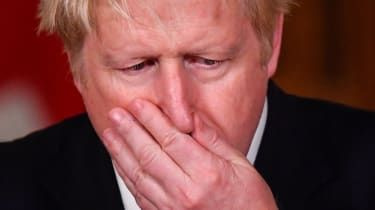 Boris Johnson na novinarski konferenci o novem sistemu zaklepanja zaradi Covid-19
