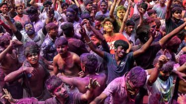 Obchody Holi w Guwahati w północno-wschodnim stanie Assam