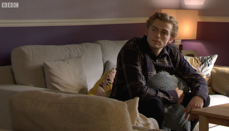 Ronnie Kathy kruist met Peter Beale