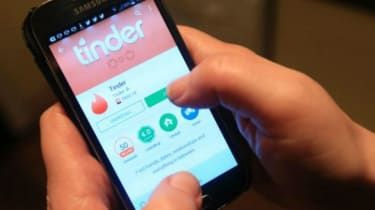 Pensionar cere instanței să-și reducă vârsta cu 20 de ani pentru a putea obține mai multe întâlniri Tinder