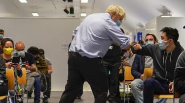 Boris Johnson sa stretáva s pacientmi počas návštevy očkovacieho centra