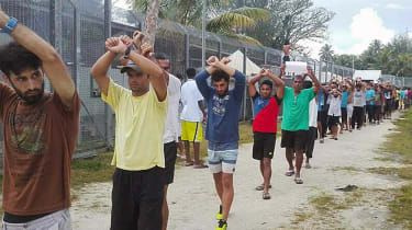 Asylansøgere protesterer mod deres tvangsfjernelse fra Manus Island