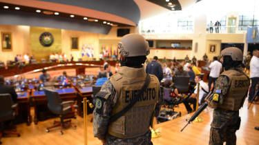 Soldații înarmați își forțează intrarea în parlamentul El Salvador