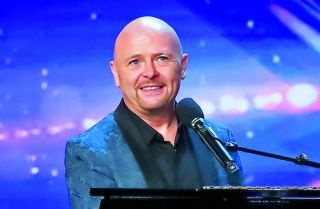 O vencedor do Britain's Got Talent, Jon Courtenay, na performance da Royal Variety: 'Pode haver lantejoulas!'