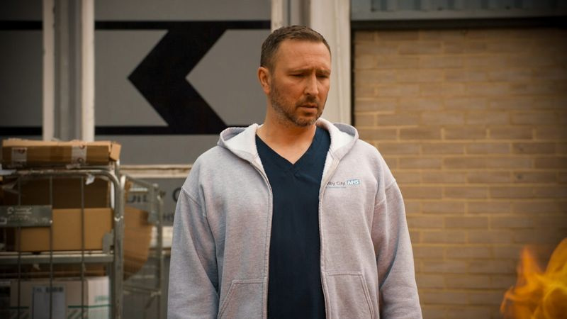Alex Walkinshaw interpreta Fletch a Holby City