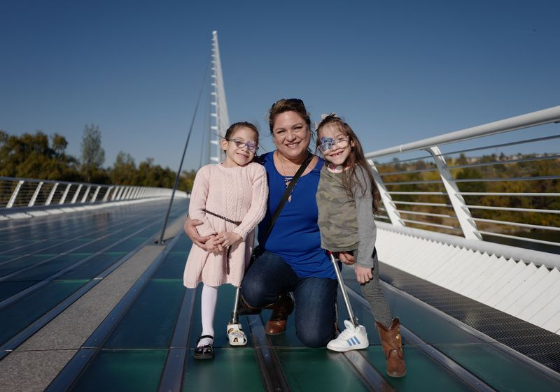 TV šį vakarą: mama Aida Sandoval Kalifornijoje su išsiskyrusiomis 6 metų dvynukėmis Eva ir Erika