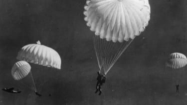 D-Day veteran på 89 upprepar fallskärmshopp in i Frankrike