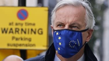 Hlavný vyjednávač EÚ Michel Barnier s maskou v Londýne