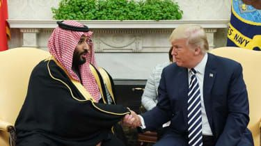 Prințul moștenitor al Saudit Mohammed bin Salman și Donald Trump își strâng mâna în Biroul Oval