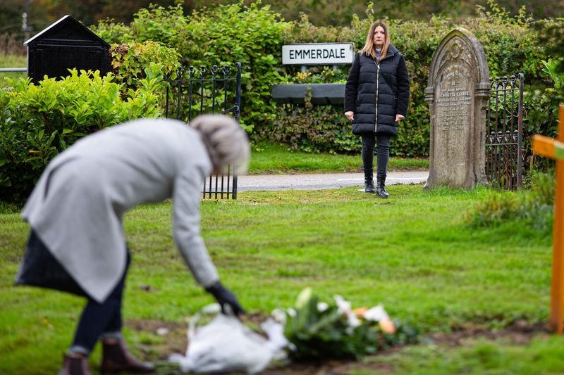 Harriet se distrae con una mujer en Emmerdale