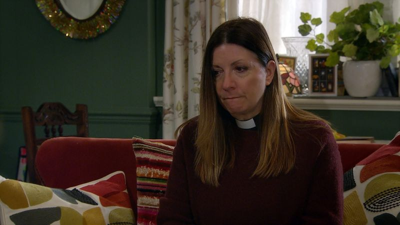 El obispo visita a Harriet en Emmerdale