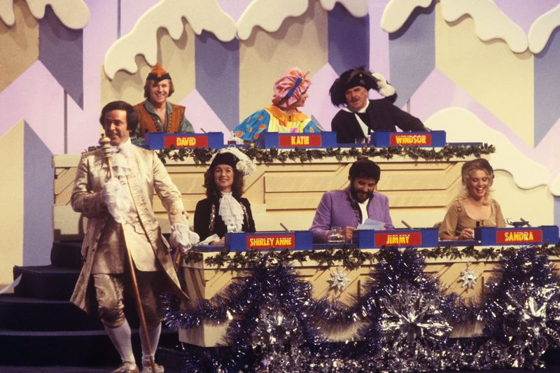 Ο Terry Wogan φιλοξενεί ένα εορταστικό σπέσιαλ του Blankety Blank
