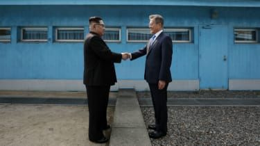 Kim Jong Un giver Sydkorea hånd