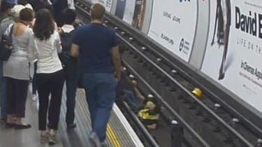 Полицията търси героя на Tube след дръзко спасяване