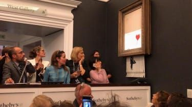 Sieviete, kura iegādājās sasmalcinātu gleznu Banksy Girl with Balloon, lai to paturētu
