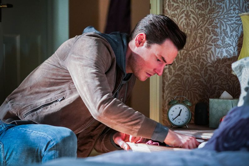 Zack dispara a través de Sharon