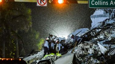 Räddare upptäcker en kropp i spillrorna