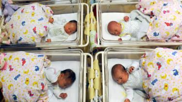 Licence udělena prvnímu tříčlennému dítěti ve Spojeném království