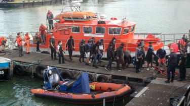 Migrantenboote „zurückdrängen“: Ein vernünftiger Weg, den Menschenschmuggel auszumerzen oder eine zutiefst „gefühllose“ Politik?
