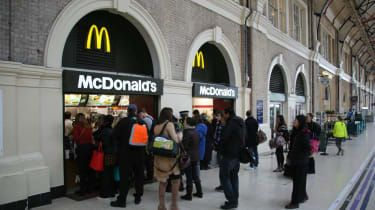 Posiłki w restauracji „bardziej kaloryczne” niż fast food